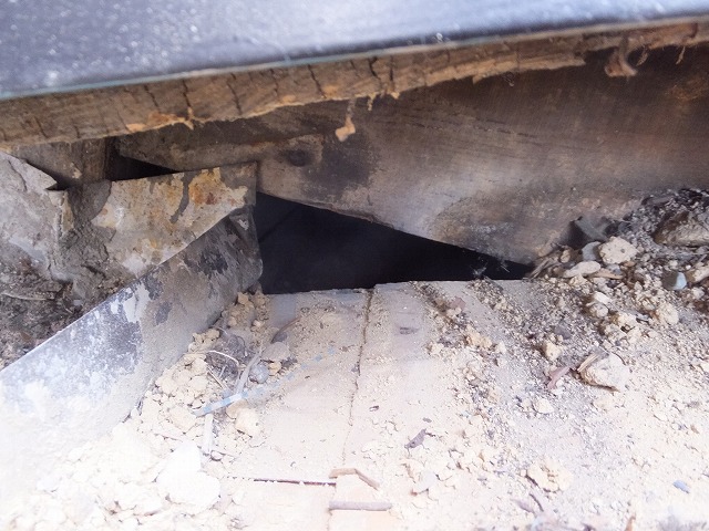 板金の下の土を撤去したところ